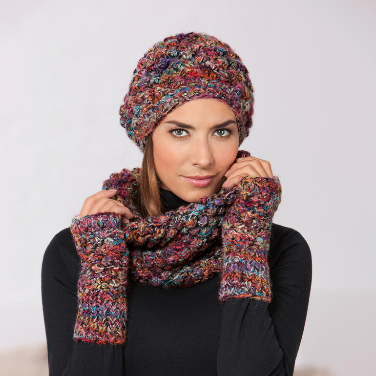 Frau trägt eine farbenfrohe Kero Design Dornröschen-Beanie-Mütze mit passenden fingerlosen Handschuhen.