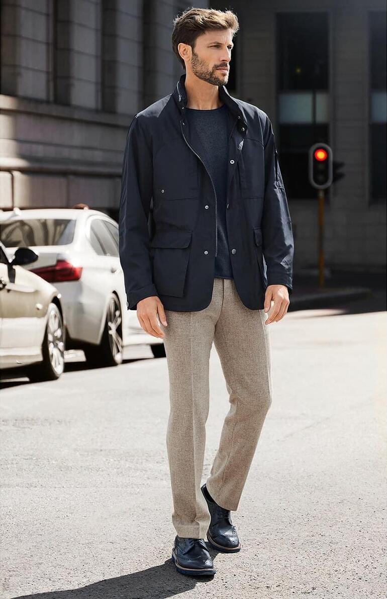 Smart Casual-Funktionsjacke Mann in smarter Casual-Funktionsjacke in der Stadt.