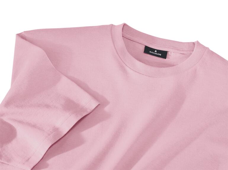 Nahaufnahme eines rosa T-Shirts mit weichem Stoff.