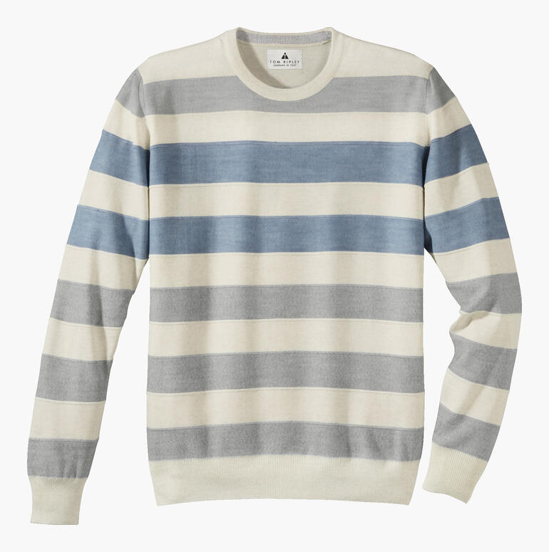 Gestreifter Pullover für Herren in blau, grau und creme auf hellem Hintergrund.