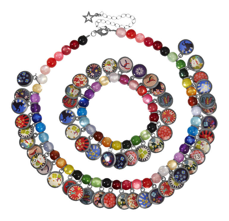 Bunte Ethno-Glücksarmbänder auf weißem Hintergrund.