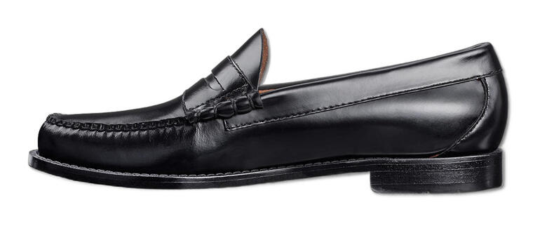 Seitenansicht eines G.H. Bass Pennyloafer Weejuns in schwarzem Leder.