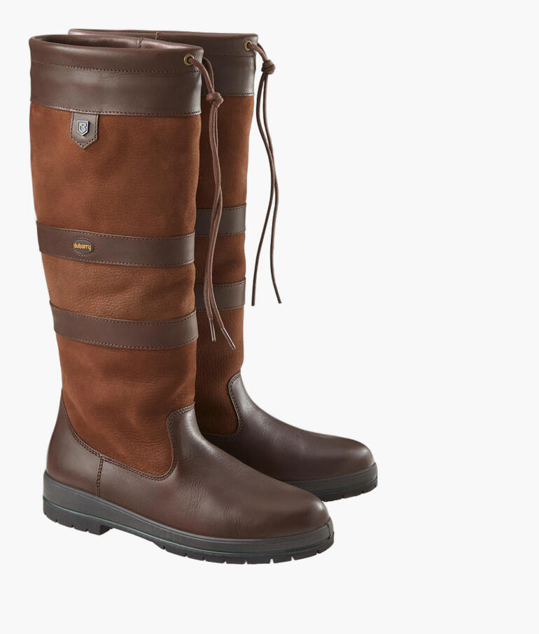 Zwei Dubarry wasserdichte Lederstiefel in Braun mit Schnürsenkeln.