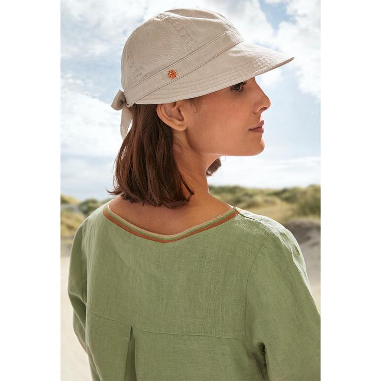 Frau mit Mayser Lady-Cap, seitlich am Strand