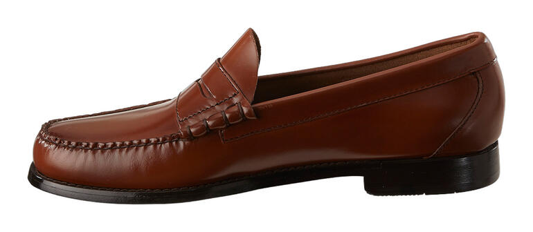 Seitenansicht eines braunen Pennyloafer von G.H. Bass auf weißem Hintergrund.