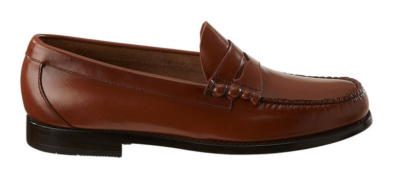 G.H. Bass Pennyloafer Weejuns Seitenansicht eines braunen Pennyloafer von G.H. Bass auf weißem Hintergrund.