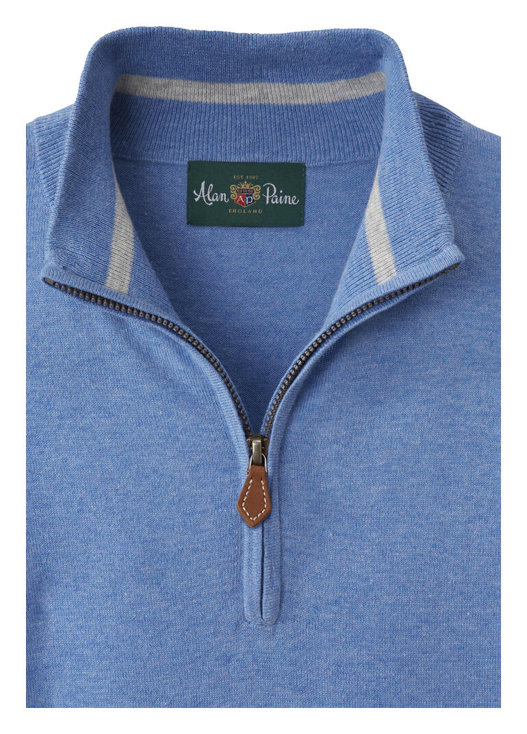 Blauer Troyer mit Reißverschluss und farblich abgestimmtem Kragen