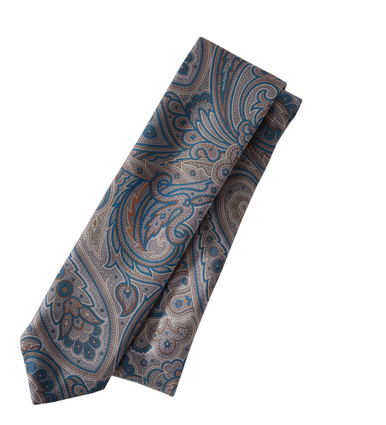 Paisley-Krawatte in gedeckten Farben auf einem weißen Hintergrund, elegant drapiert.