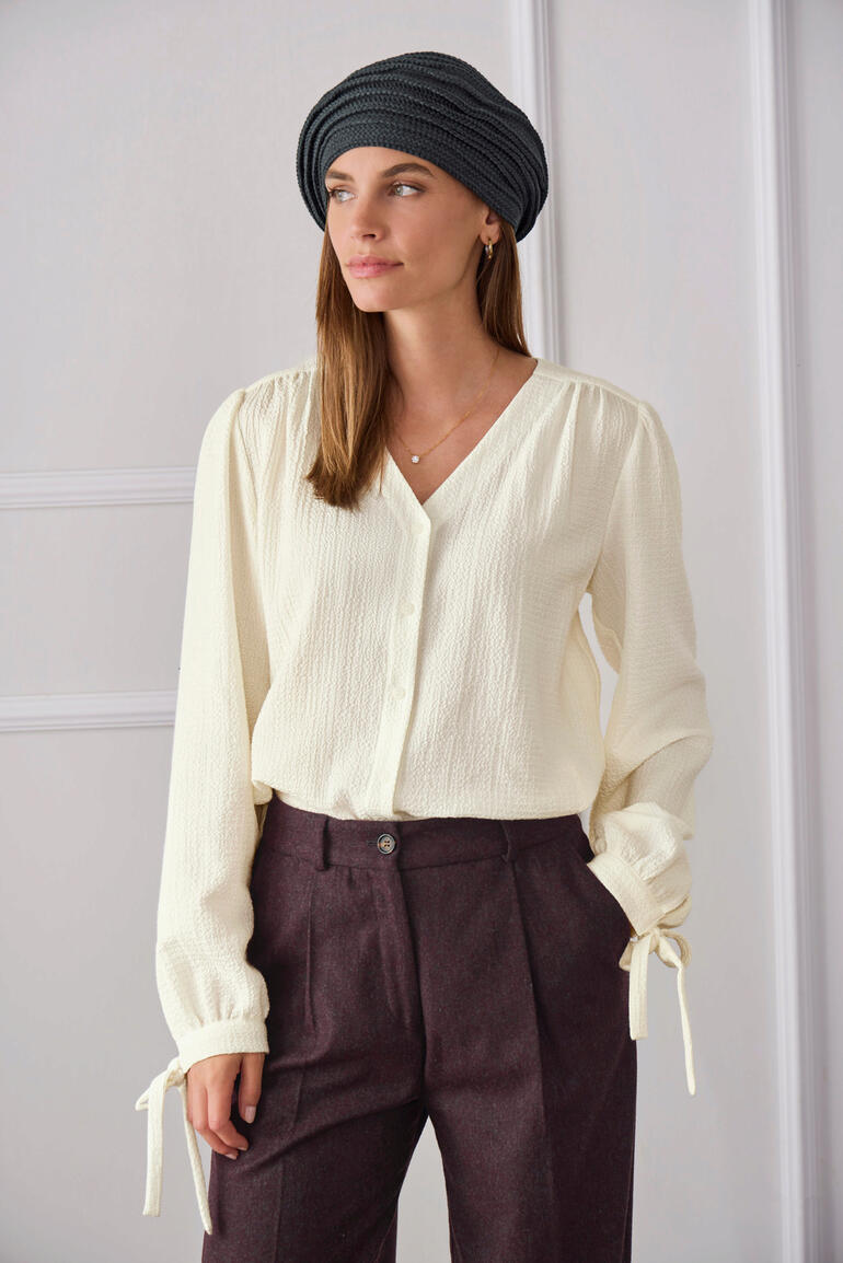 Baumwoll-Kaschmir-Bluse mit Crinkle-Effekt in Creme.