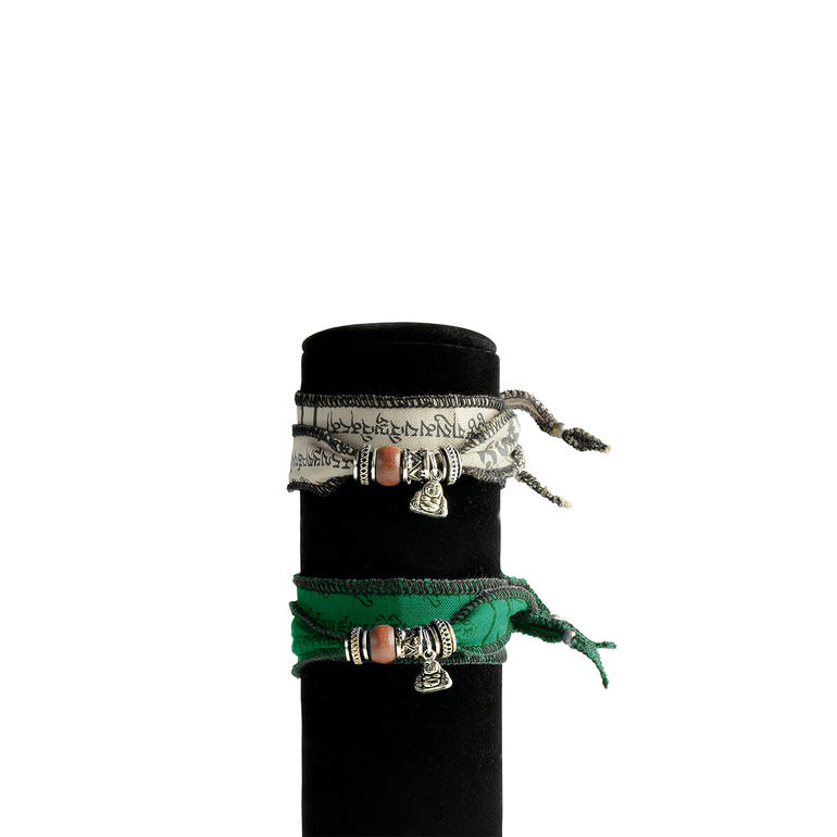 Zwei tibetische Wunsch-Armbänder in Offwhite und Grün