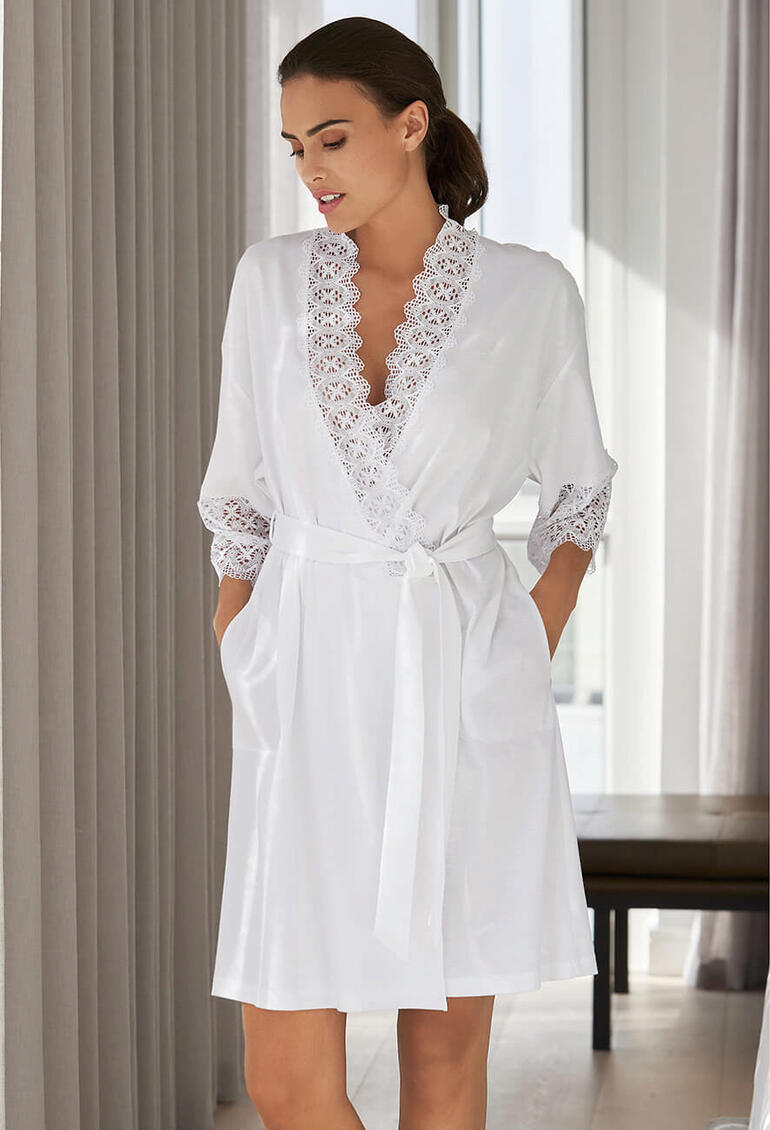 Frau in einem weißen Spitzen-Kimono mit umschlungenem Gürtel