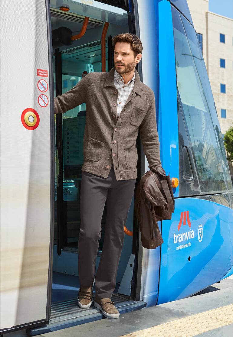 Mann verlässt Tram in Braunen Cardigan und heller Hose