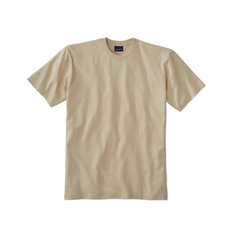 Beiges T-Shirt, flach auf weißem Hintergrund ausgelegt.