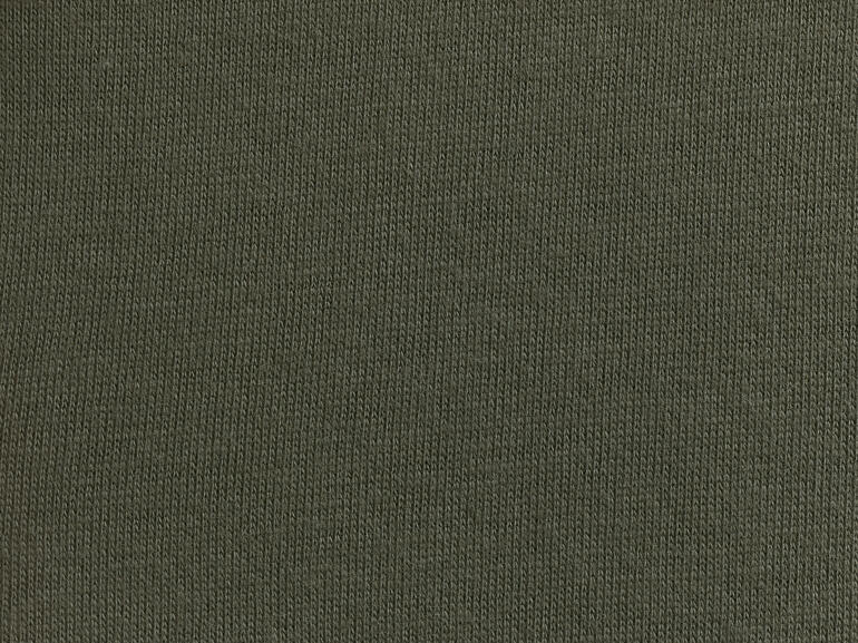 Nahaufnahme des olivgrünen T-Shirt-Stoffes mit feiner Textur.