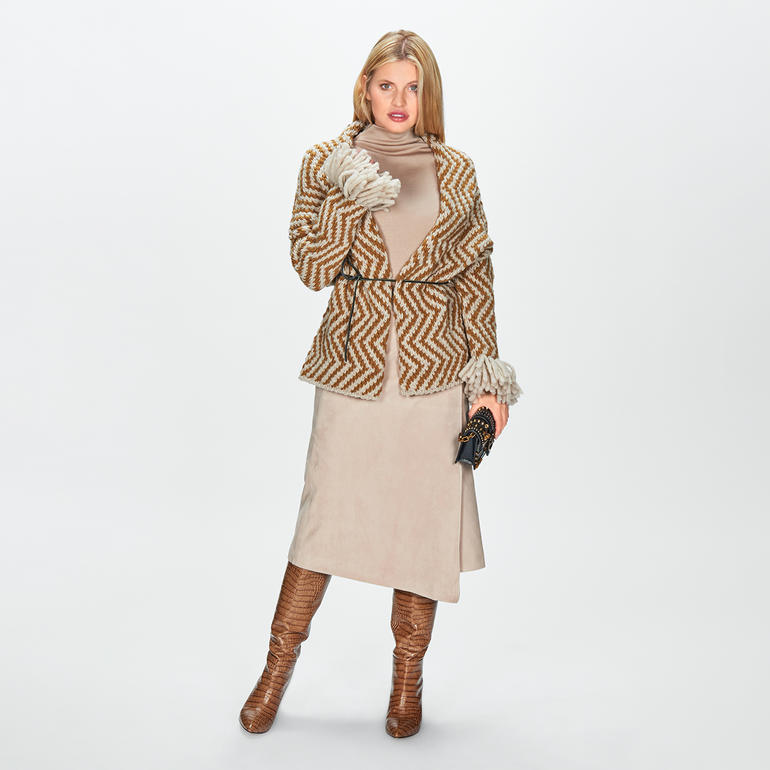 Frau in einer gemusterten Wickel-Strickjacke mit langen Ärmeln.