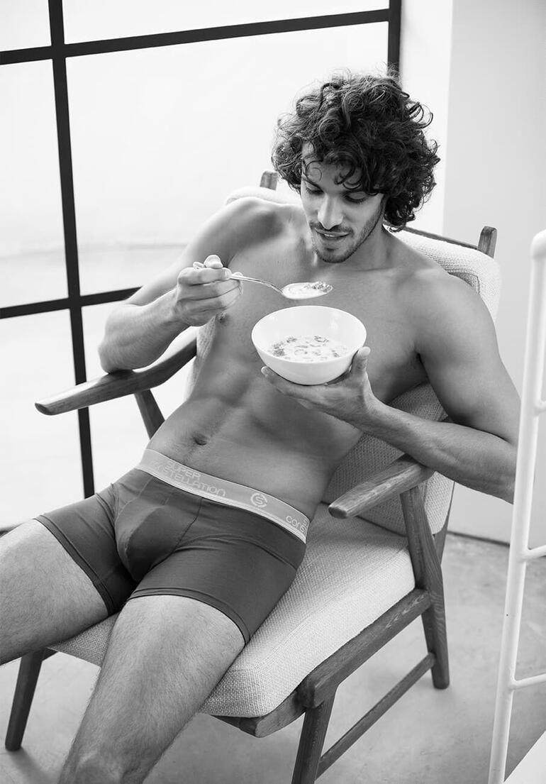 Trunk-Shorts, Grau Mann in Boxershorts, frühstückt mit einer Schüssel Müsli.