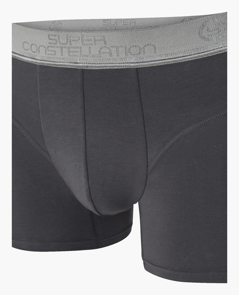 Frontansicht von grauen Boxershorts, Fokus auf Bund.