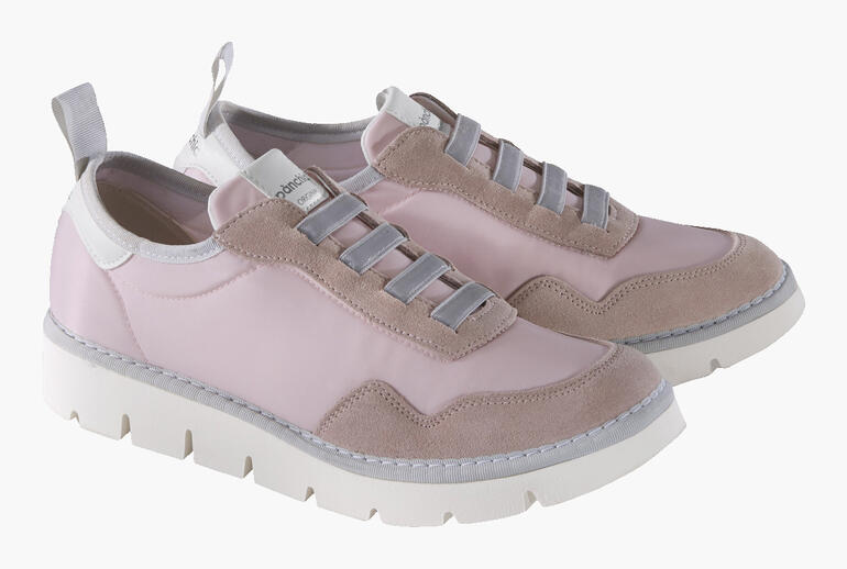 Pànchic Lightweight-Sneaker in Rosé, seitliche Ansicht mit grauen Schnürsenkeln.