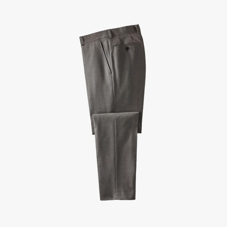 Beige Flanellhose von Carl Gross auf einem hellen Hintergrund