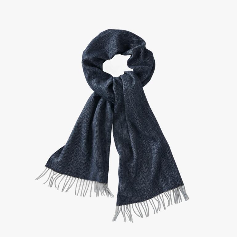 Dunkelgrauer Basic-Kaschmirschal mit Fransen.