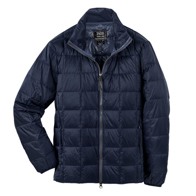 Dunkelblaue Daunenjacke geschlossenen Reißverschluss.