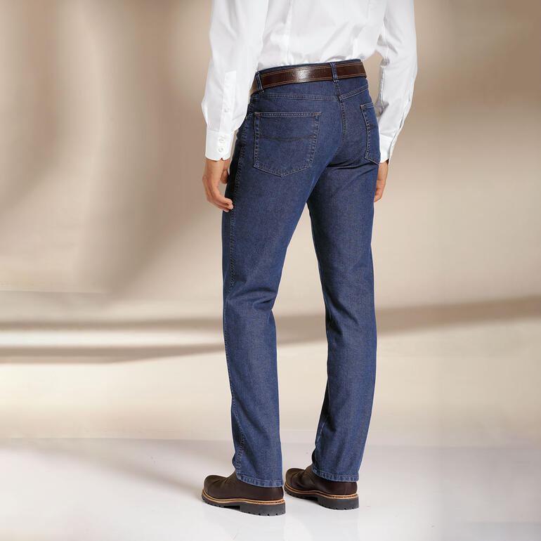 Hinteransicht einer Person in Five-Pocket-Thermo-Jeans.