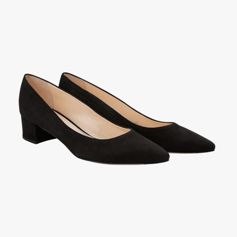 Schwarze Ballerina-Pumps von vorne auf weißem Hintergrund.