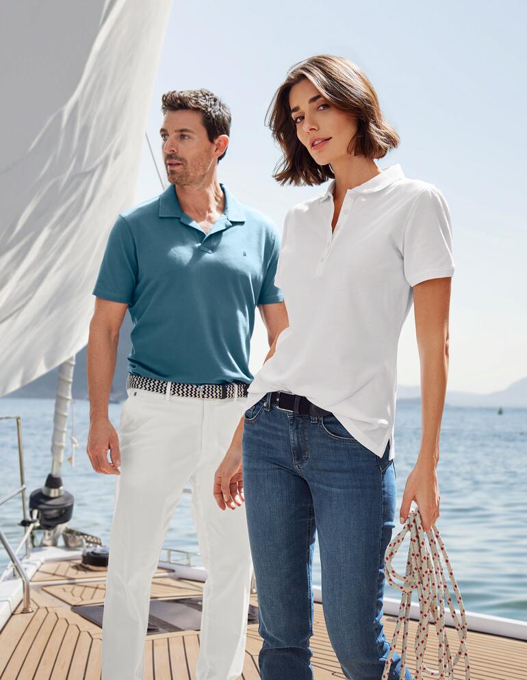 Mann und Frau auf einem Boot in Freizeitkleidung, stehend