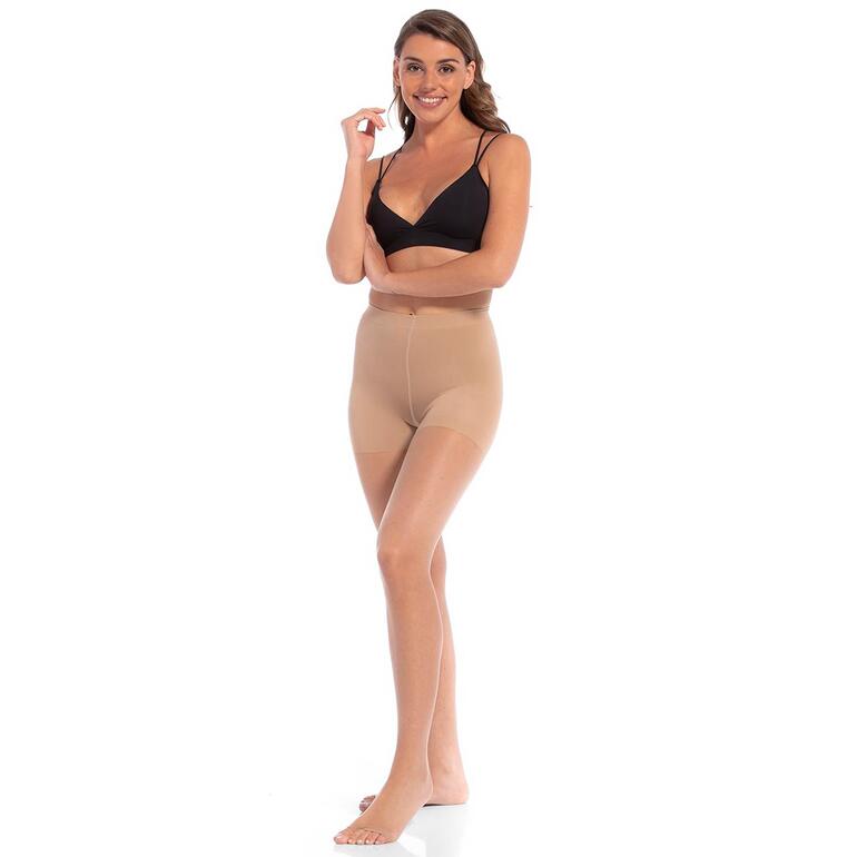 MAGIC® Peep Toe-Strumpfhose in Hautfarbe, getragen von einer Frau.