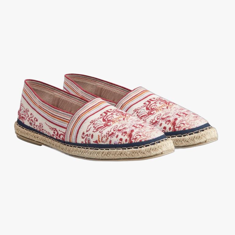 Zwei Ivko Strick-Espadrilles mit rotem Muster auf einem weißen Hintergrund.