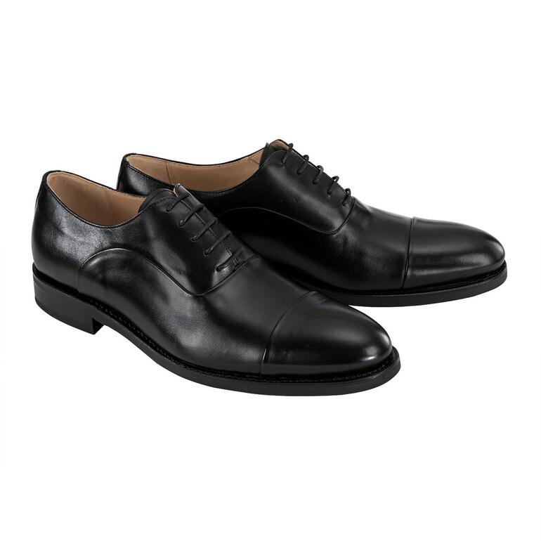 Zwei schwarze Cordwainer Business-Schuhe mit Schnürung, Vorderansicht.