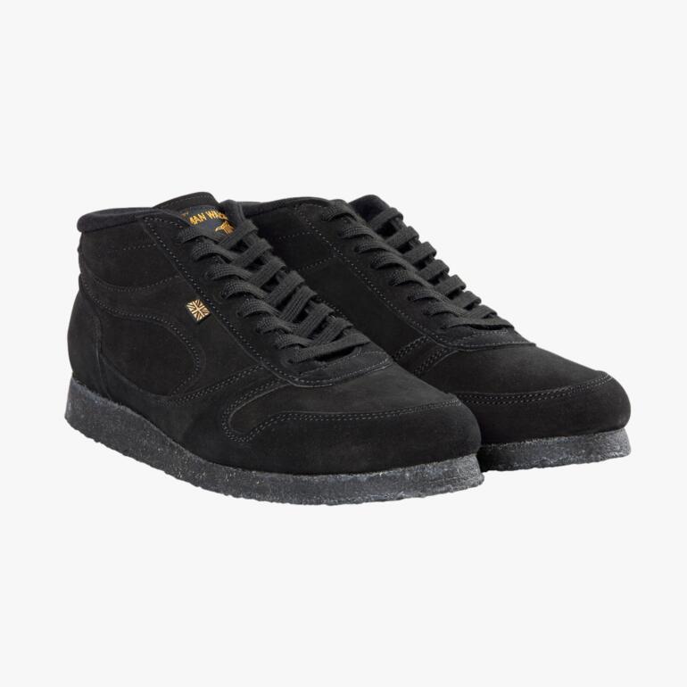 Paar Norman Walsh Winter-Sneaker in Schwarz.