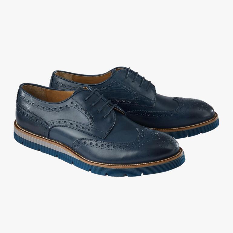 Zwei schwarze Budapester 2.0 Schuhe mit Lochmuster und flacher Sohle