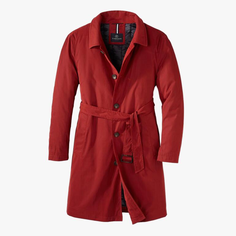 Roter Leicht-Trenchcoat mit Gürtel auf einem weißen Hintergrund.