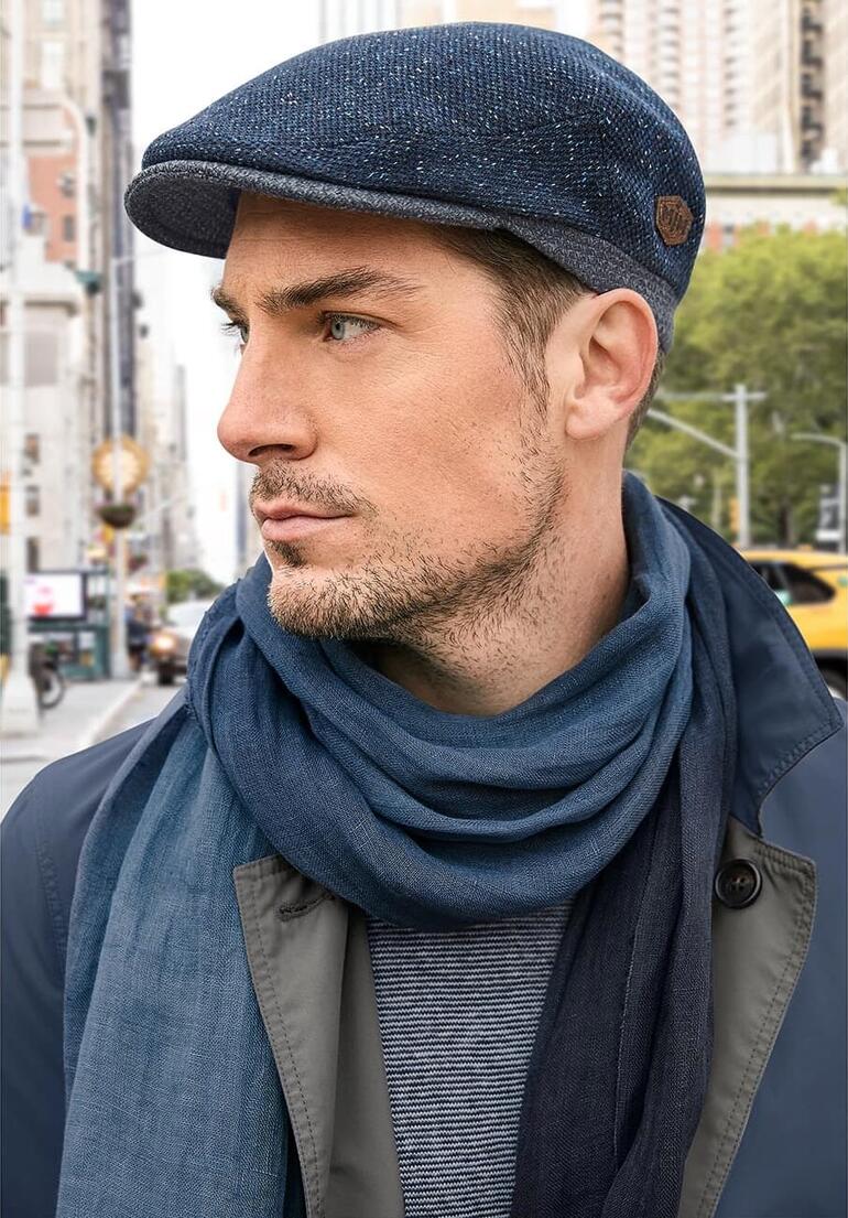 Mann in einer Woll-Seide-Schiebermütze auf der Straße.