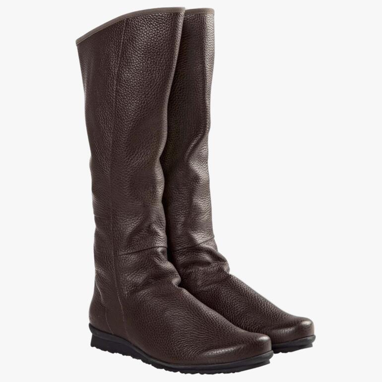 Braune Hirschleder-Stiefel mit hohem Schaft und flacher Sohle.