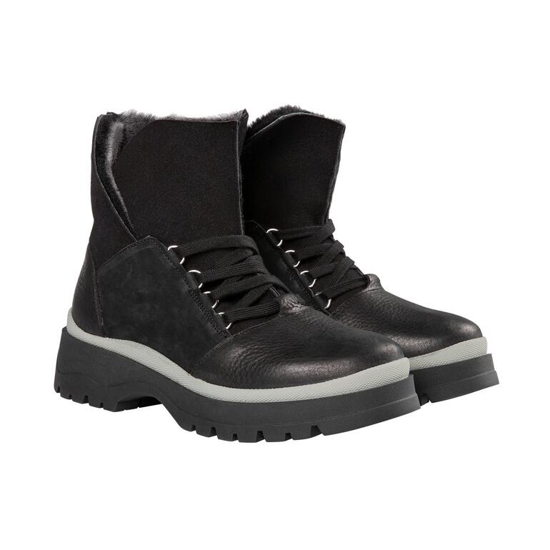 Paar schwarze Wanderschuhe, Seitenansicht.