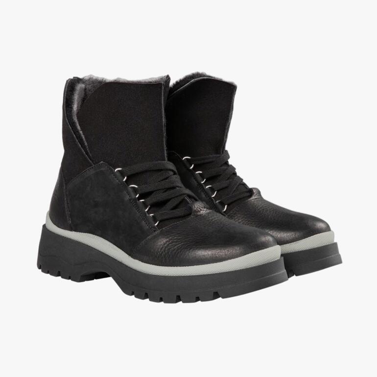 Paar schwarze Wanderschuhe, Seitenansicht.