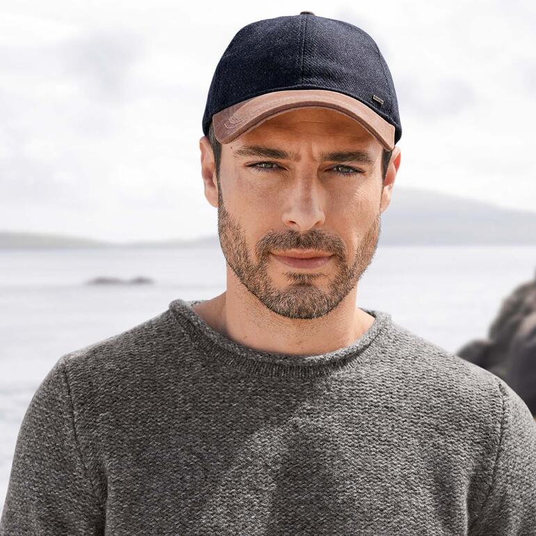 Leder-Tweed-Cap, Navy Mann trägt navy Leder-Tweed-Cap am Strand.