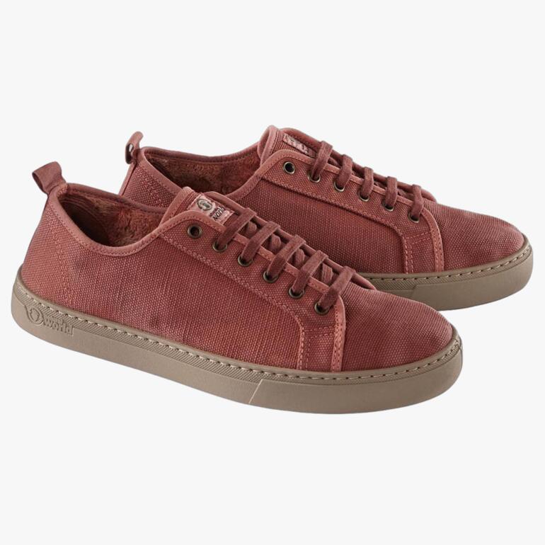 Zwei Ziegelrote Natural World Canvas-Sneaker nebeneinander.