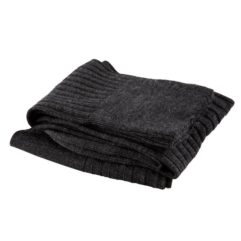 Grau Gepackte graue Merino-Socken im gestapelten Design auf weißem Hintergrund