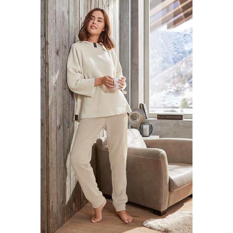Fleece-Hoodie und Jogginghose in Creme von Henriette Steffensen in einem modernen Wohnambiente.