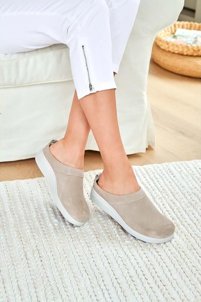 Green Comfort-Clogs Beige Green Comfort-Clogs getragen von einer Frau