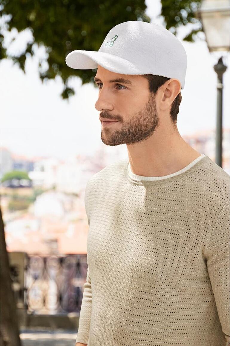 Model trägt einen weißen Kangol Frottee-Cap