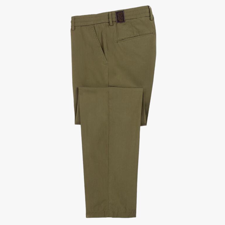 116-Gramm-Chino in olivgrün, flach ausgebreitet.