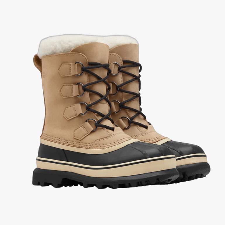Paar Sorel Winterboots 'Caribou' in Camel und Schwarz auf hellem Hintergrund.