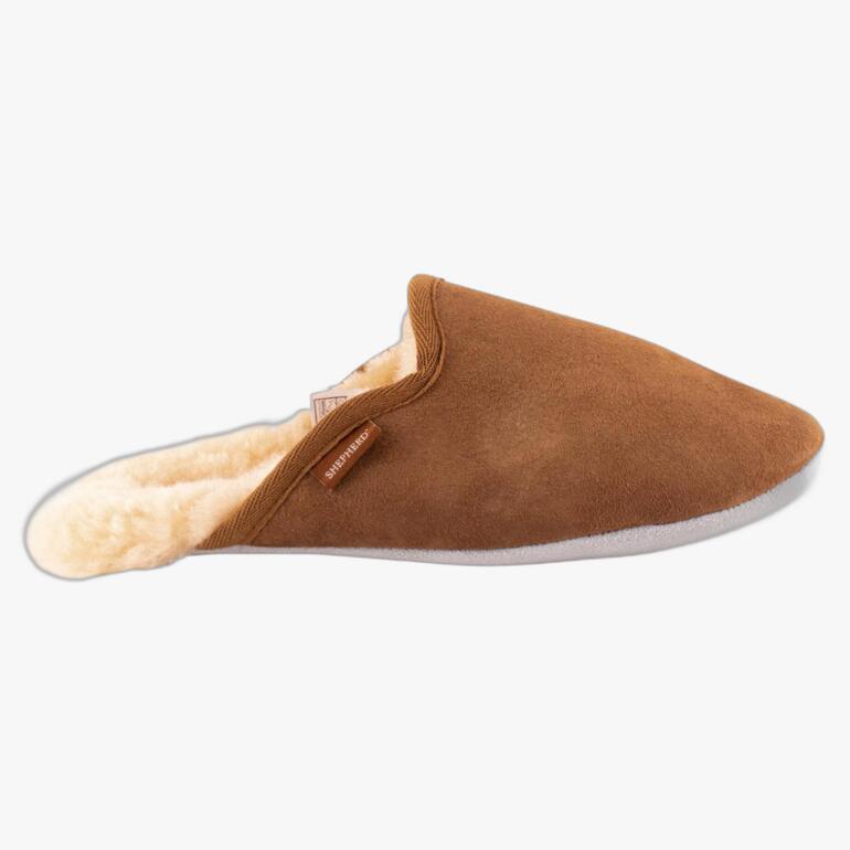 Braune Lammfell-Slipper von Shepherd mit weichem Innenfutter.