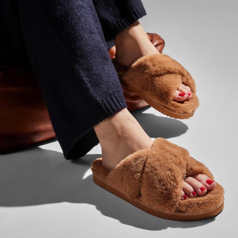 Faux-fur-Homeslipper von flip*flop® in Braun, gemütlich getragen