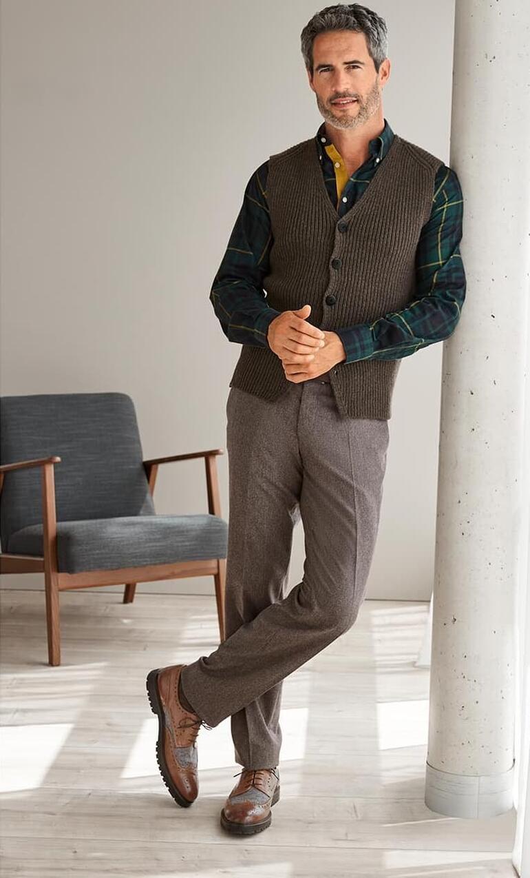 Mann in brauner Loden-Budapester-Weste, lässig posierend