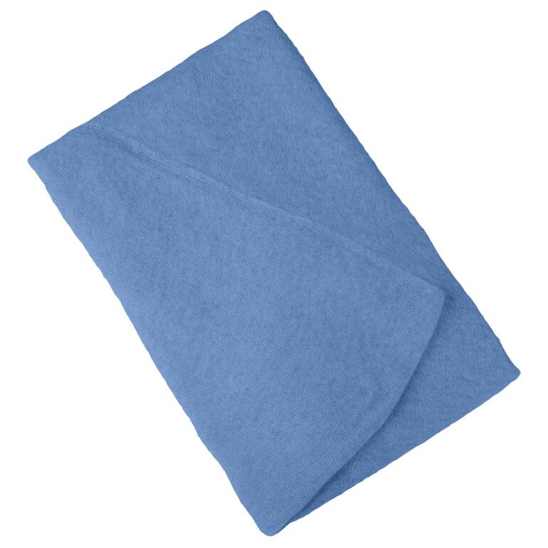 Blau Blaues Kaschmir-Dreiecktuch drapiert auf einer weißen Oberfläche.
